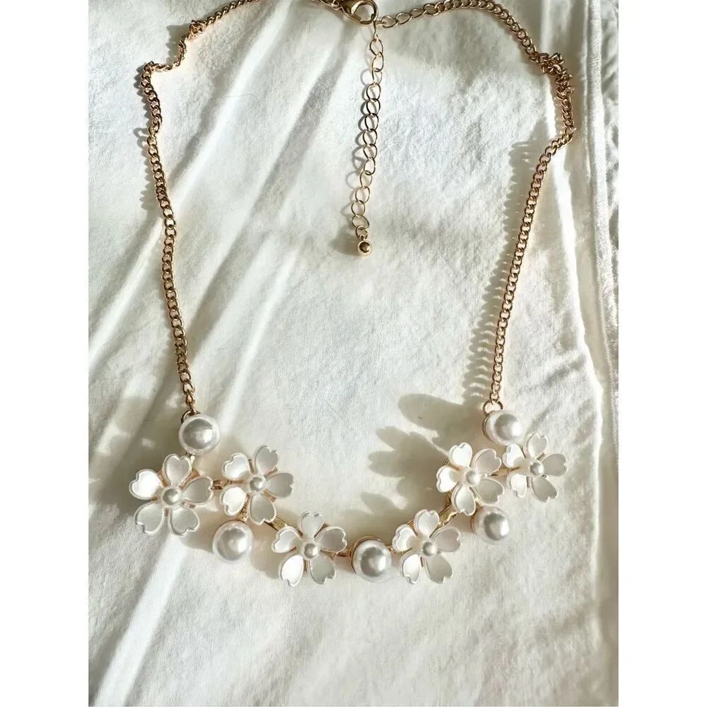 White flower and pearl statement necklace 